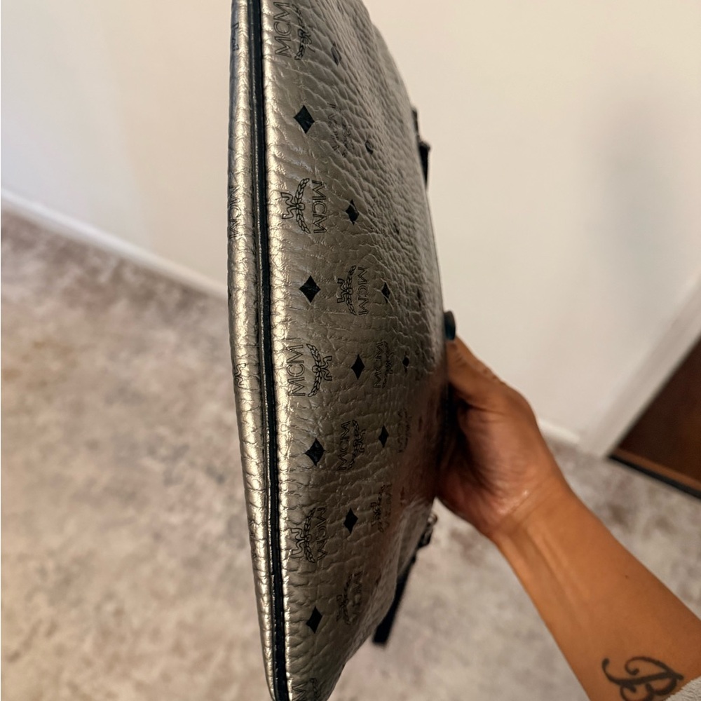 MCM Metallic Silver Logo Crossbody Wristlet killer - Picture 10 of 13